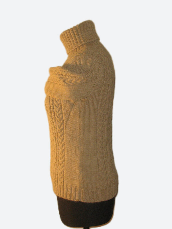 вязаный женский свитер вид слева сбоку