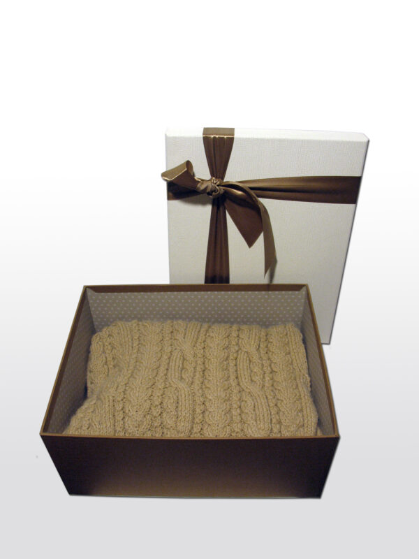 упакованный в коробку вязаный женский свитер